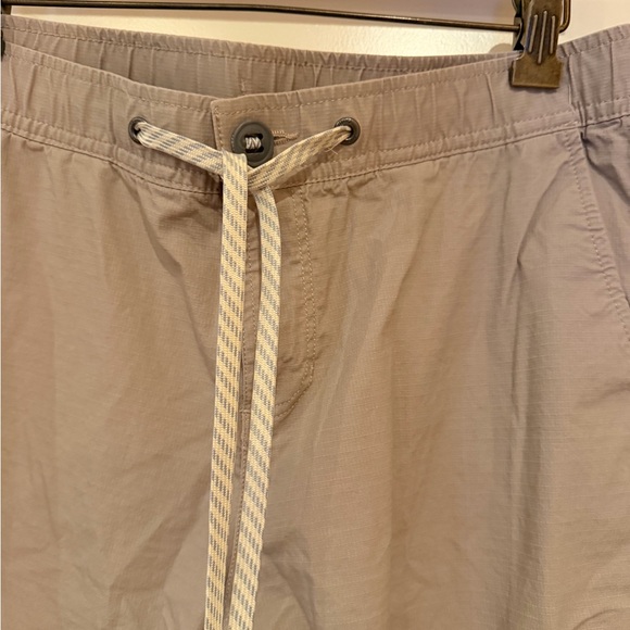 Vuori Women’s ripstop pants beige color Size M EUC - Picture 6 of 6